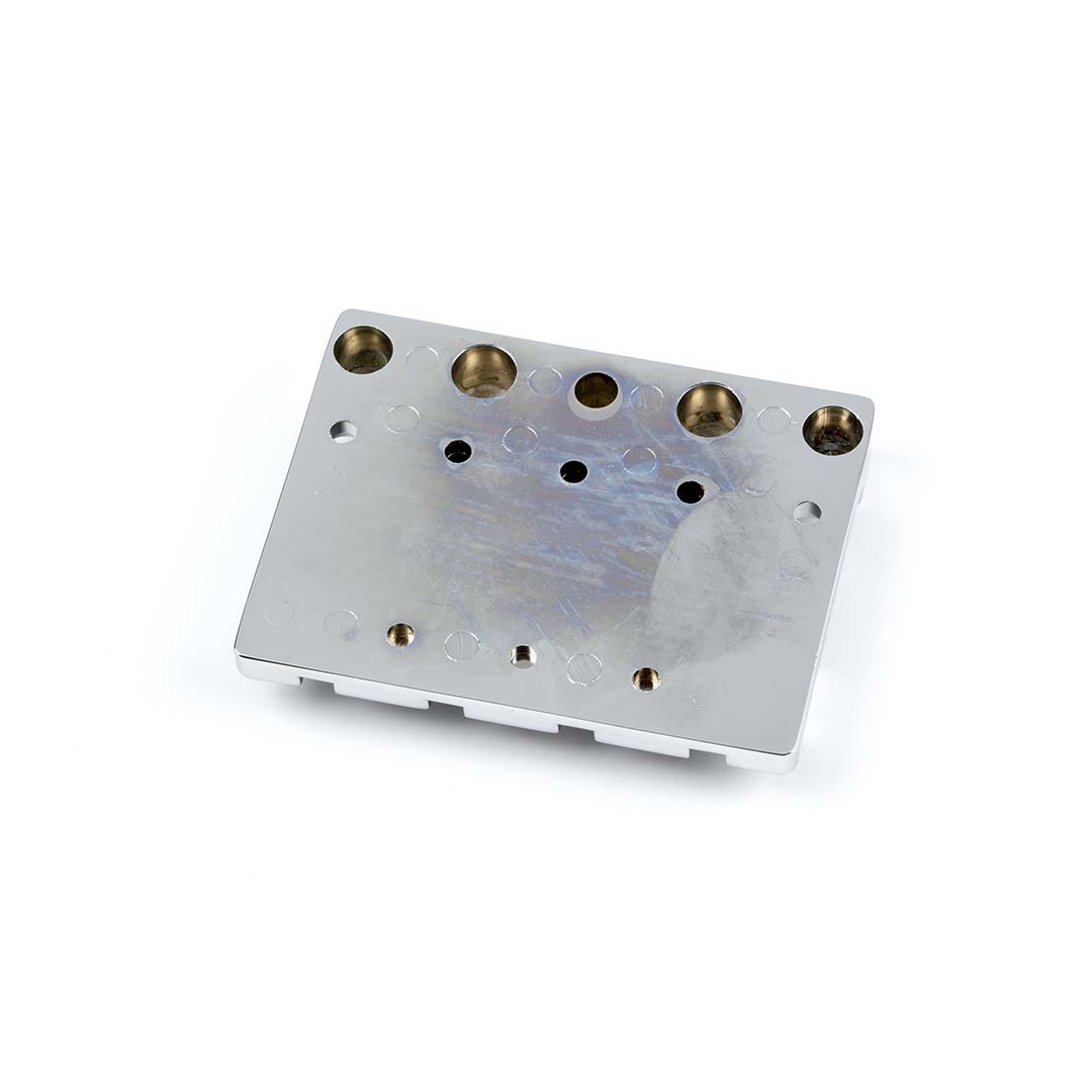 Fender® HiMass™ 4-String Bass Bridge Assembly With Zinc Saddles, Chrome - Image 2